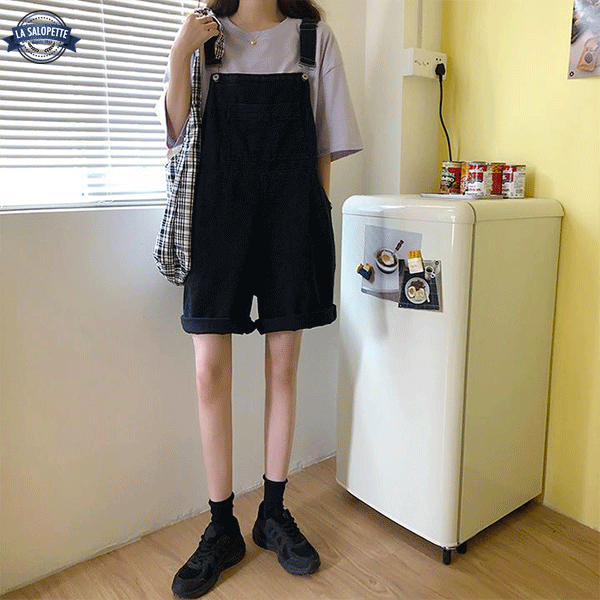 오버롤 반바지<br> Fishnet 청바지를 입은 여자