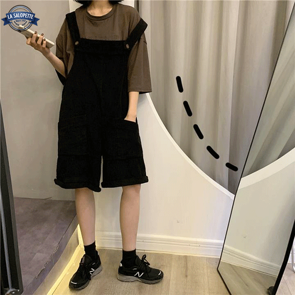 오버롤 반바지<br> 검은 벨벳을 입은 여자