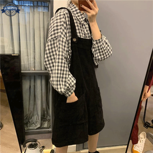 오버롤 반바지<br> 검은 벨벳을 입은 여자